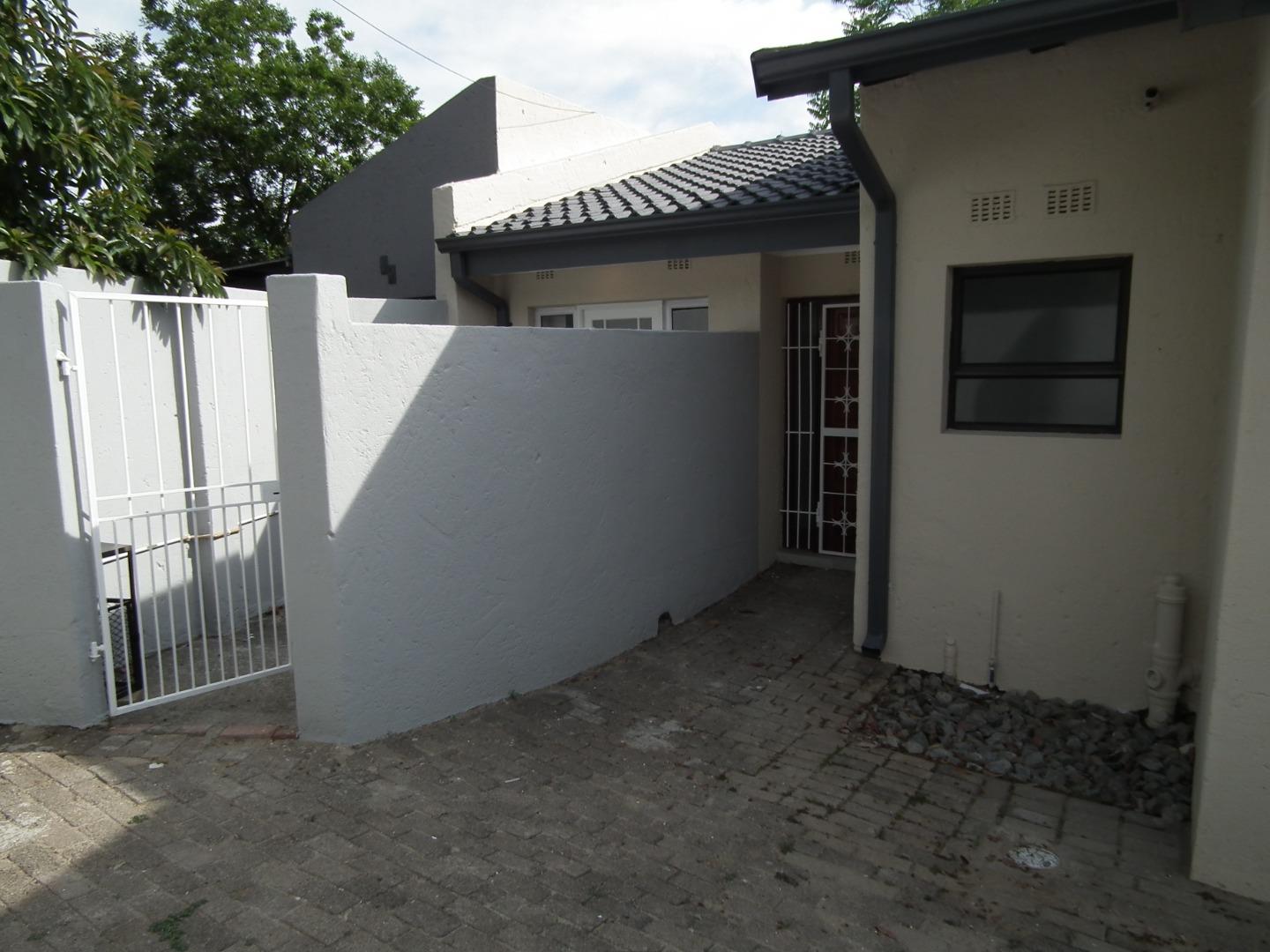 756808_21_Malcolm_Pre_Ridge_Renovated_004.JPG