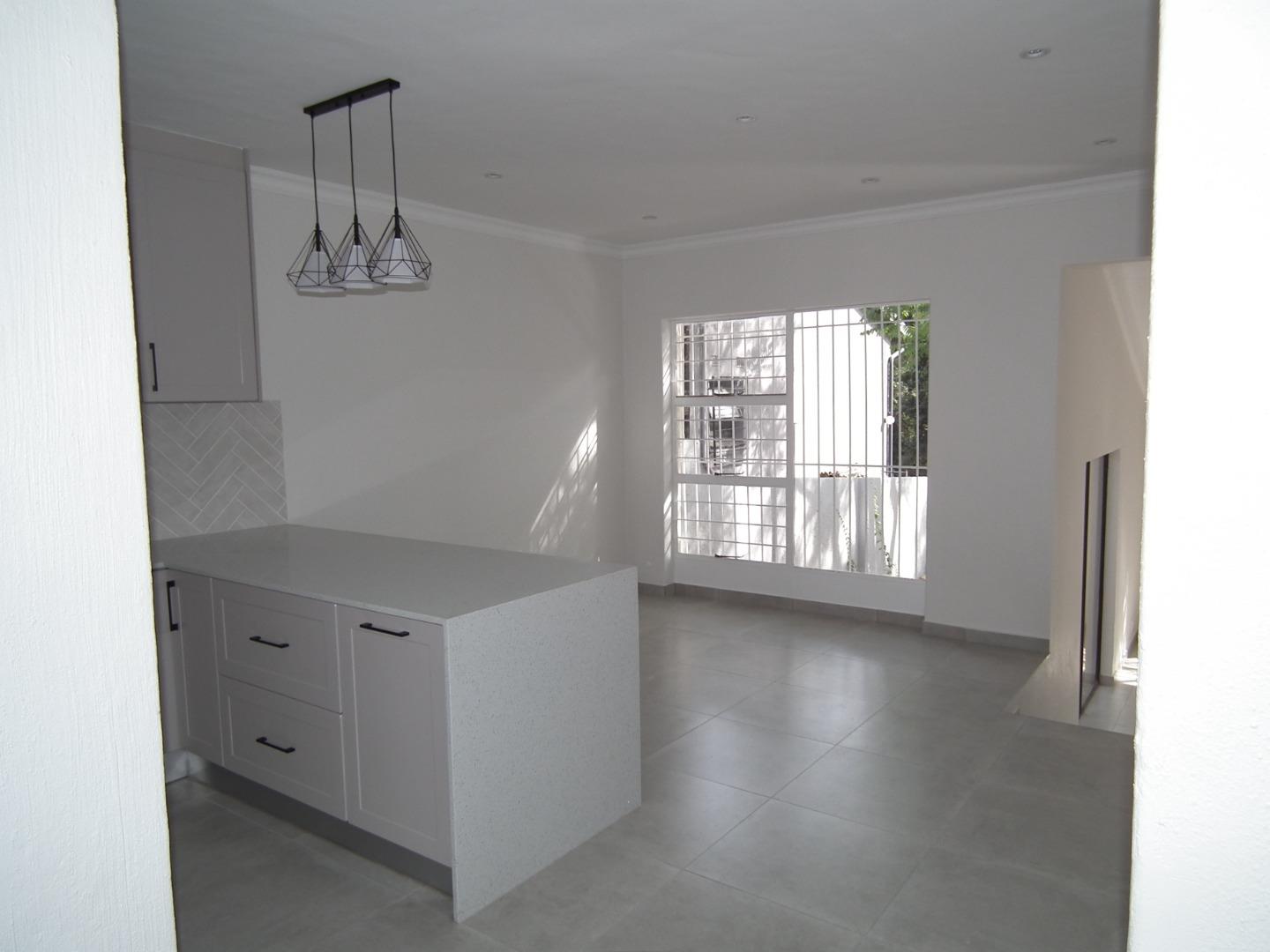 756808_21_Malcolm_Pre_Ridge_Renovated_005.JPG
