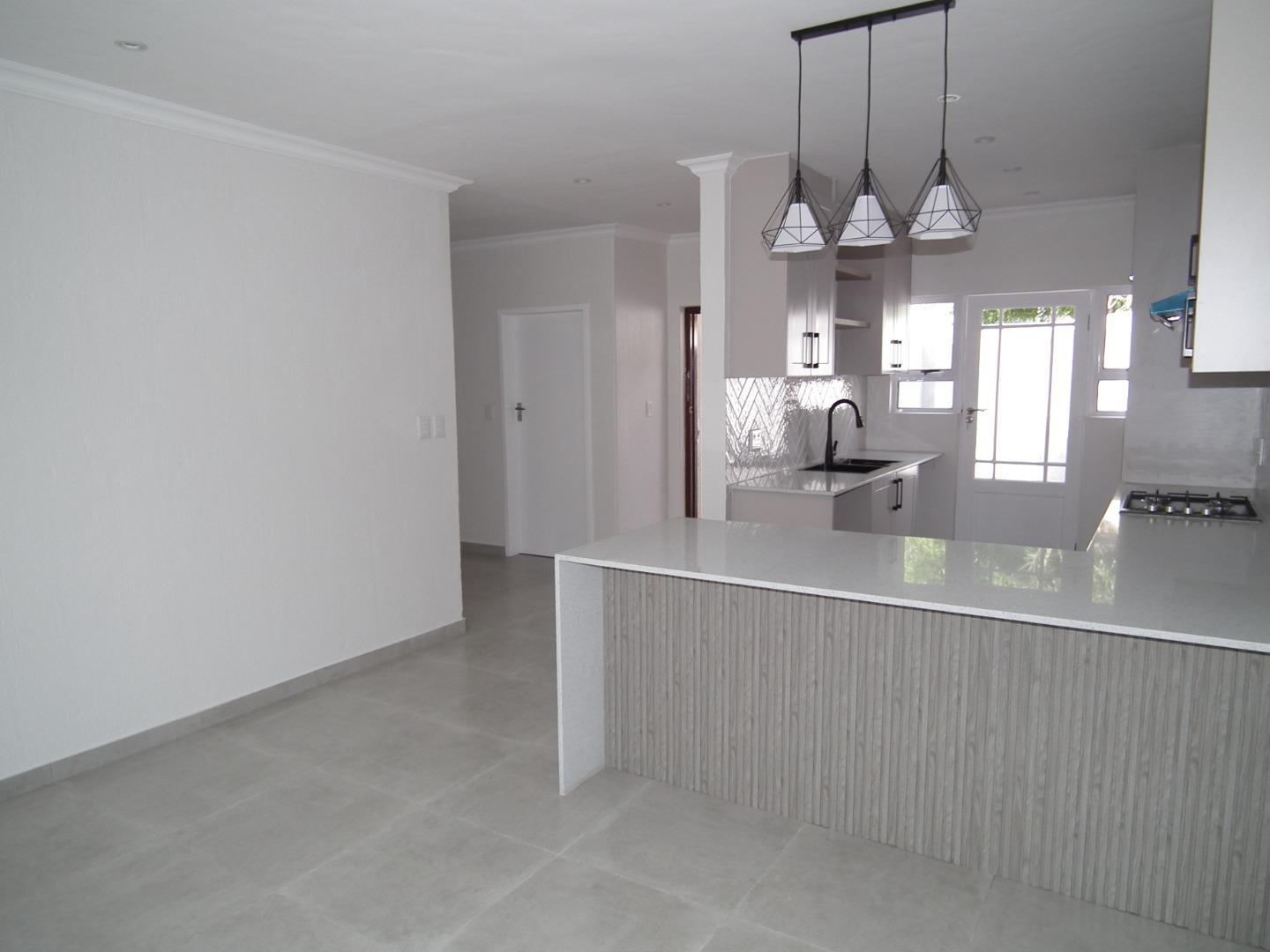 756808_21_Malcolm_Pre_Ridge_Renovated_006.JPG